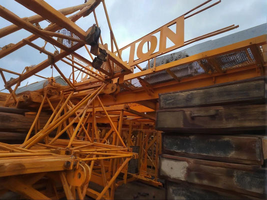 Zoomlion 6015 est une grue à tour utilisée avec 60 m de charge et de hauteur libre.